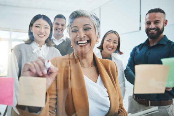 Un grupo de colegas alrededor de una pizarra de trabajo